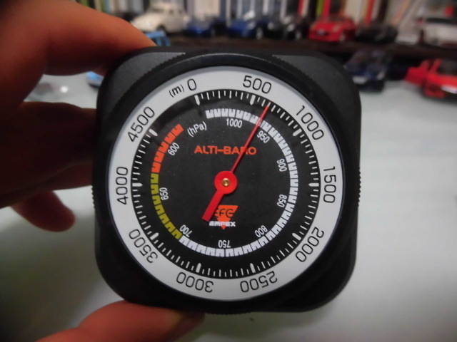 驚きの値段】 4500mまで測定可能 エンペックスの高度 気圧計 見やすいアナログ式の高度 薄型でコンパクトなので登山中もかさばらず邪魔になりません  品番:FG-5102 サイズ: 約 H6.6xW6.8xD2.5cm 素材: 外枠材質 ABS 重 …